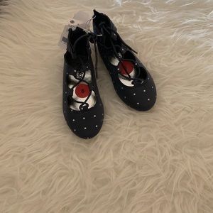 OshKosh B’gosh girls lace up shoes.